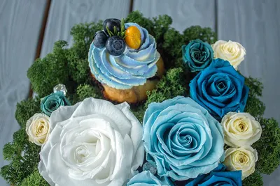 Торт с цветами - это красивая и популярная идея для особых событий, таких  как свадьбы, дни рождения и юбилеи. Свежие цветы: Это… | Instagram