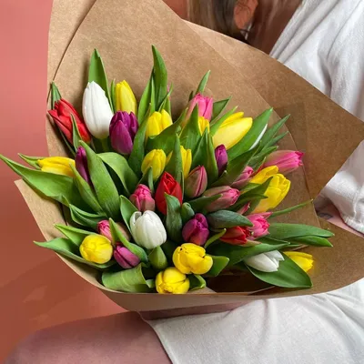 Купить корзину цветов тюльпаны 9500 в интернет магазине с доставкой по  Москве