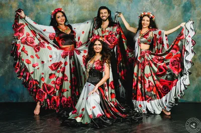 Красочные цыганские платья фламенко на шкафе повешенном в рынке Испании  Редакционное Изображение - изображение насчитывающей ткань, торжество:  137343640