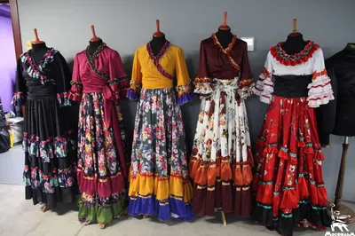 Пополнение коллекции в «Доме костюма и реквизита»: ливреи и цыганские  костюмы