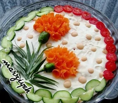 Рецепт: Салат \"8 марта\" | Легкий яркий салат в праздничном оформлении.
