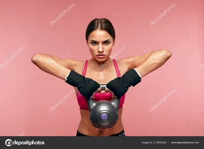Упражнения с гантелями на мышцы рук: трицепсы. Использованы фотографии из  книги Ф. Делавье \"Анатомия силовых упражнений\".
