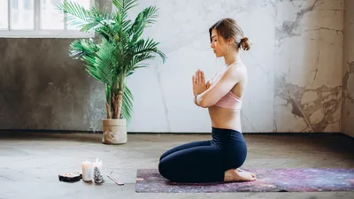 простые позы йоги для начинающих | Йога для начинающих, Упражнение для  начинающих, Позы йоги для начинающих