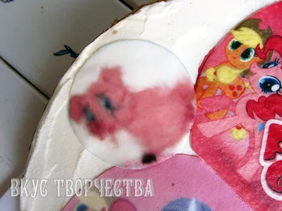 Мороженое с Rainbow брызг на конусе вафли и горячей розовой фон Стоковое  Изображение - изображение насчитывающей космос, конус: 187454029