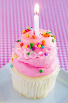 день рождения ванильные кексы с разноцветным зефиром и зажженной свечой на  фоне мяты Стоковое Изображение - изображение насчитывающей лакомка, пинк:  218456101
