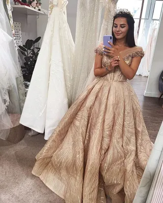 Ани Варданян ▪️ Ani Vardanyan en Instagram: “С-счастливая ♥️” | Beauty,  High neck dress, Neck dress