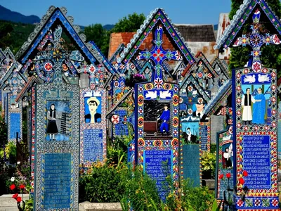 Веселое кладбище в румынии фото фотографии
