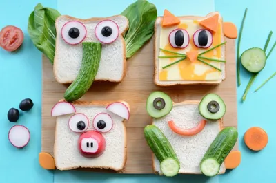 смешные бутерброды стоковое изображение. изображение насчитывающей праздник  - 252642889