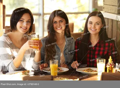 веселые молодые друзья веселятся, разговаривая в кафе Стоковое Изображение  - изображение насчитывающей обсуждение, кофе: 231646529