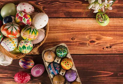 Смешные милые пасхальные яйца на деревенской деревянной предпосылке  Стоковое Изображение - изображение насчитывающей флористическо,  характеристика: 89334223