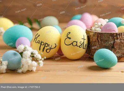 Счастливые пасхальные яйца, приветствуя белые в поле яйца и курицы ребенка  игрушки Стоковое Изображение - изображение насчитывающей текст, пасха:  177783243