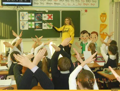 веселые школьники в форме весело Стоковое Фото - изображение насчитывающей  камера, образование: 216042056