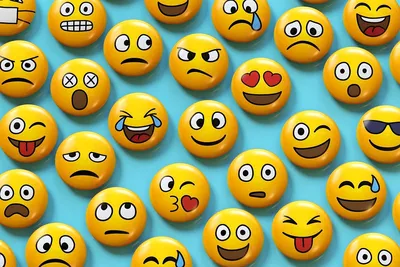 Счастливые большие пальцы руки поднимают смайлик Emoji Иллюстрация вектора  - иллюстрации насчитывающей счастливо, стороны: 100840243