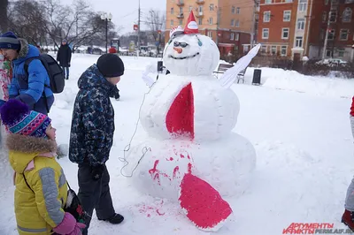 Веселые снеговики стоят в парке культуры и отдыха в Якутске - PrimaMedia.ru