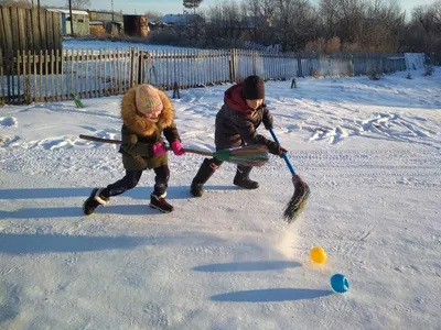 Веселые Дети Веселились И Играли В Снегу В Холодный Зимний День — стоковые  фотографии и другие картинки 2-3 года - iStock