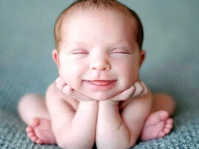 Счастливый маленький малыш с томбуем жизни Стоковое Изображение -  изображение насчитывающей прелестное, жизнь: 109904457