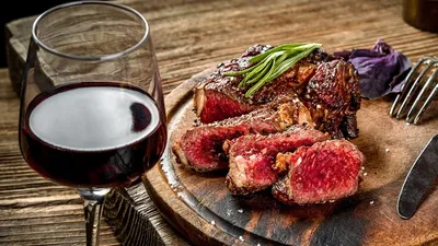 Правила сочетания еды и вина: как выбрать блюда к сухим и полусладким винам