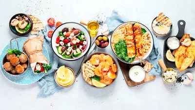 Вкусная еда, в ресторане на украшенной таблице, Стоковое Изображение -  изображение насчитывающей стейк, решетка: 136905373