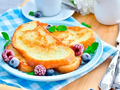 Очень вкусные пирожные с ягодами Стоковое Фото - изображение насчитывающей  печенье, цветасто: 95196510