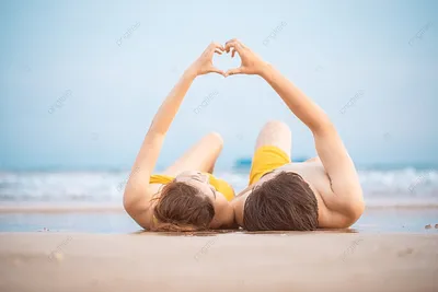 Пара в любви, идущих на берегу моря Стоковое Изображение - изображение  насчитывающей валентайн, влюбленность: 207677269