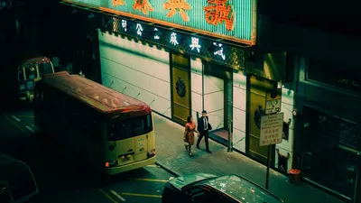 Искусство кино на вашем экране: фон с изображением Вонг Кар-Вая.