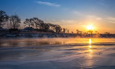 Восход солнца над замерзшей рекой - зимний пейзаж стоковое фото ©photoff  38061999