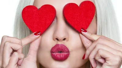 Воздушный поцелуй девушка сердце любовь Векторное изображение ©rogistok  93895968