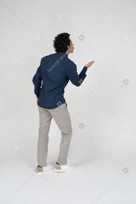 Фото Вид сбоку на мужчину в повседневной одежде, посылающего воздушный  поцелуй