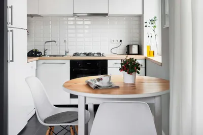 Кухня с антресолями и встроенным холодильником с деревянной столешницей —  Современные кухни — Кухни — Каталог