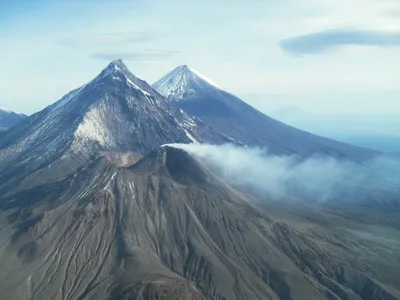 Ключевской вулкан на Камчатке взял под контроль извержения соседнего вулкана  Безымянный