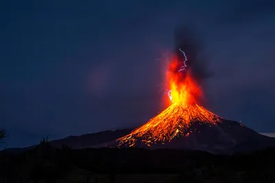 Вулкан в Мексике выбрасывает пепел на 20 000 футов в воздух