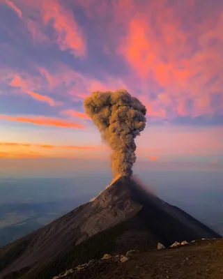 Впервые за 40 лет начал извергаться крупнейший активный вулкан в мире