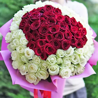 Оригинальный букет из 101 розы в виде сердца, заказать цветы на дом