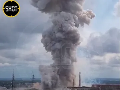 ФОТО И ВИДЕО ⟩ В России на оптико-механическом заводе прогремел гигантский  взрыв