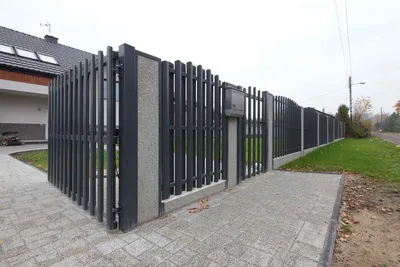 Забор из штакетника под ключ - на сборном бетонном фундаменте