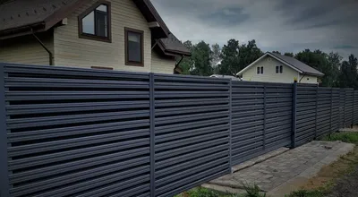 Забор из металлического штакетника черный купить по цене 1250 руб. в Москве  от производителя