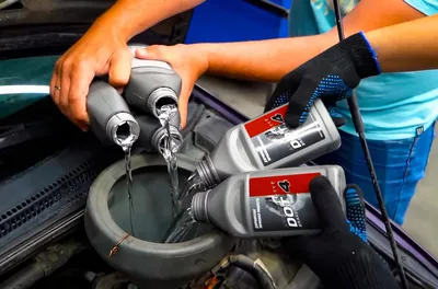 Видео: что будет, если залить в двигатель тормозную жидкость вместо масла?  — Motor
