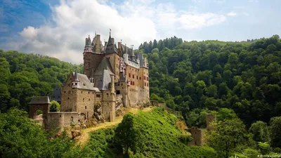 красивый замок сидит на вершине горы, картина замка, замок, строительство  фон картинки и Фото для бесплатной загрузки