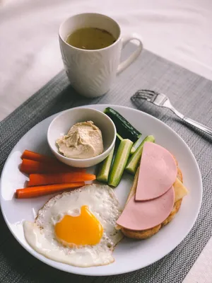 Такой красивый завтрак был сегодня 🍓🍑 Полезный кекс без сахара с вишней  за 20 минут 🍒 2 яйца 180 гр муки (у меня 50/50 рисовая и… | Instagram