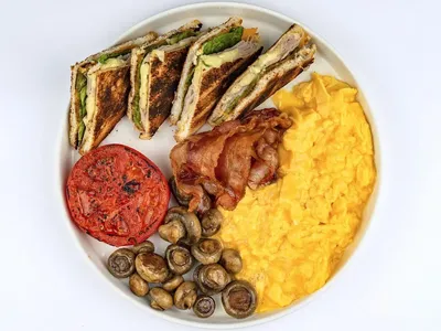 10 вариантов домашней сервировки завтрака в выходной день или для рабочего  утра | AD Magazine