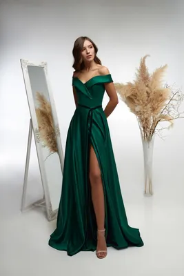 Зеленое атласное платье спущенные плечи