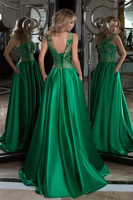 Приталенное зеленое платье на пуговицах с кружевной отделкой на воротнике,  рукавам и по низу юбки.