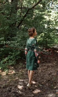 Шелковое вечернее платье макси в изумрудном цвете можно купить с доставкой  и примеркой в интернет магазине olalafason.ru в Москве