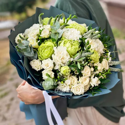 Букет из сезонных цветов в вазе Зеленый - заказать доставку цветов в Москве  от Leto Flowers