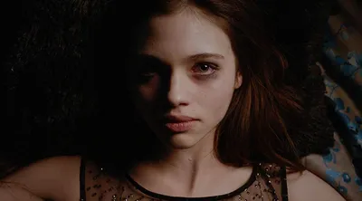 Тёмное зеркало / Look Away (2018, фильм) - «Что в этом фильме было по ту  сторону зеркала? Демон? Или всё же болезнь, шизофрения? » | отзывы