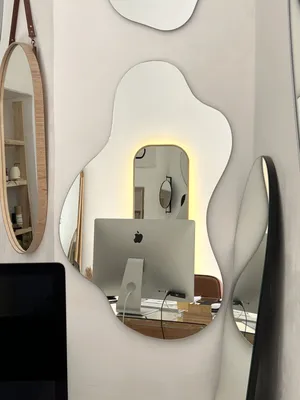 Большое круглое осветленное зеркало D1800 мм в обрамление и с  декорированием из шлифованной латуни с парящей подсветкой в ванную комнату  на заказ в Москве