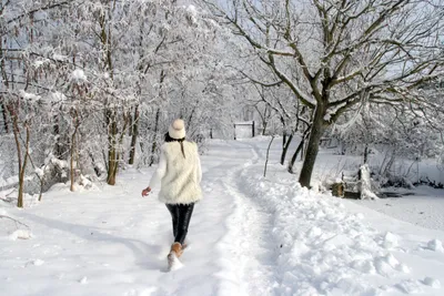 Зима. Девушка на скамейке. Зимнее фото девушки. | Winter pictures, Photo,  Girl photography poses