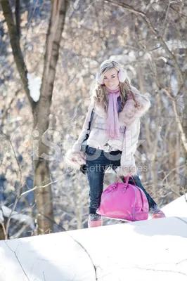 красивая молодая женщина наслаждается зимой Фото Фон И картинка для  бесплатной загрузки - Pngtree