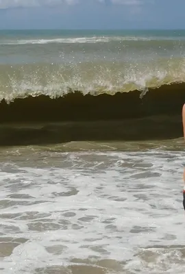Пляж женщины на море стоковое изображение. изображение насчитывающей океан  - 79316427