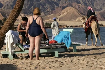 красивые женщины наслаждаются отдыхом на пляже Фото Фон И картинка для  бесплатной загрузки - Pngtree